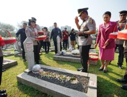 Jelang HUT ke-77 Bhayangkara, Kapolri dan Jajaran Ziarah ke TMP Kalibata