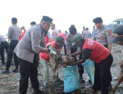 Peduli Lingkungan, Personel Gabungan Polresta Bandar Lampung dan Sat Brimobda Lampung Bersih Bersih Sampah Di Pantai Sukaraja