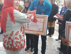 Bunda Eva Ganjar KNPI kota bandarlampung dengan penghargaan