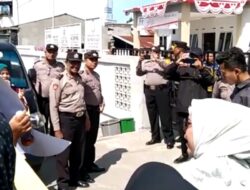 Emak – Emak Geruduk Kantor Camat Hamparan Perak