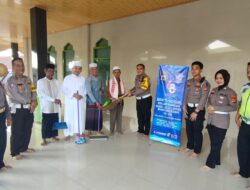 Peringatan HUT Lalu Lintas Ke 68 , SatLantas Polres Way Kanan Bersihkan Tempat Ibadah