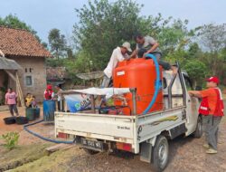 Rangkaian HUT PMI ke 78 Tahun , Markas PMI Way Kanan berikan air bersih ke masyarakat Kelurahan Blambangan Umpu
