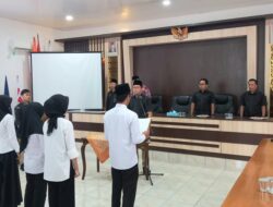 Ketua KPU Kabupaten Way Kanan melantik 5 orang Pengganti Antar Waktu (PAW) anggota Panitia Pemungutan Suara (PPS) pada Pemilu 2024