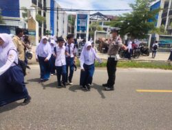 Sat Lantas Pesibar Stanby di Jalan Waktu Siang Membantu Anak-Anak Sekolah