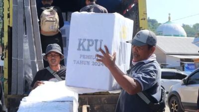 Polres Pesawaran Polda Lampung Kawal Pendistribusian Logistik ke Pulau Pahawang dan Pulau Legundi