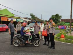 Polsek Pesisir Tengah Berbagi Takjil Jelang Buka Puasa kepada Pengguna Jalan