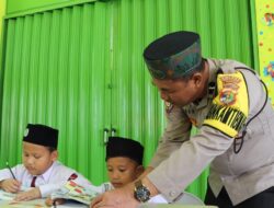 Bhabinkamtibmas Inspiratif Salurkan Beasiswa Sekolah Gratis Bagi Keluarga Kurang Mampu di Way Kanan