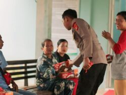 Batalyon B Pelopor Satbrimob Polda Lampung Bagi-bagi Takjil