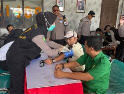 Pastikan Mudik Aman dan Lancar, Biddokes Polda Lampung Cek Urine dan Kesehatan Para Supir Bus
