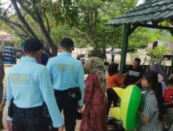 Berikan Rasa Aman dan Nyaman Libur Lebaran, Personil Ditpamobvit Polda Lampung Lakukan Patroli di Pantai