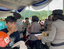 Polisi di Bandar Lampung Bagikan Air Mineral dan Kopi Ke Pemudik di Pelabuhan Panjang