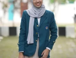 BANDAR LAMPUNG – Prestasi merupakan wujud nyata atas hasil dari kerja keras, serta doa yang dilakukan setiap mahasiswa untuk memuluskan jalan menuju masa depan yang sukses. Beberapa rintangan menjadi sajian yang harus ditelan demi sebuah kemenangan.  Semangat juang mengantarkan seorang mahasiswi berprestasi bernama, Hanifah Syahirah Vedy, Mahasiswi Program Studi Manajemen Kelas Internasional Fakultas Ekonomi dan Bisnis (FEB) Universitas Lampung (Unila) meraih predikat Mahasiswa Berprestasi (Mawapres) peringkat satu program sarjana 2024.  Mahasiswi yang kerap disapa Hani terpilih pada ajang seleksi internal Pemilihan Mahasiswa Berprestasi (Pilmapres) 2024 di Aula Fakultas Pertanian pada Selasa, 2 April 2024. Kegiatan dihadiri Wakil Rektor Bidang Kemahasiswaan dan Alumni Dr. Anna Gustina Zainal, S.Sos., M.Si., Ketua Dewan Juri Dra. Endang Linirin, M.Sc., Ph.D., serta para wakil dekan bidang kemahasiswaan dan alumni.  Hani memaparkan gagasan kreatif mengenai penerapan Green Entreprenurship Ecosystem (GEE) di tingkat universitas. GEE pembuatan ekosistem berbasis bisnis hijau bertujuan untuk meningkatkan jumlah pengusaha muda lulusan universitas dengan cara diterapkan di seluruh universitas Indonesia.  Hal tersebut guna mempersiapkan bonus demografi Indonesia pada tahun 2045. Terdapat tiga aspek penilaian dalam seleksi Pilmapres yang dijalani Hani diantaranya, capaian unggulan (45%), gagasan kreatif (35%), dan bahasa Inggris (20%). Alur pendaftaran Pilmapres dimulai sejak seleksi program studi.  FEB Unila di setiap program studi akan mengirimkan tiga mahasiswa terbaik untuk diseleksi tingkat fakultas. Dilanjutkan seleksi tingkat universitas, regional, dan nasional. Menurut Hani, kunci keberhasilan yang ia genggam berada pada Capaian Unggulan (CU).  Semakin tinggi CU, maka akan meningkatkan probabilitas kemenangan. Pada CU, Hani melampirkan banyak kegiatan bertaraf internasional untuk meraih skor tinggi. Mahasiswi yang hobi melukis dan bermain gitar ini sudah mempersiapkan Pilmapres sejak masih mengikuti program MBKM, yaitu IISMA di Universitas Sains Malaysia.  Persiapan dilakukan dari jarak jauh dengan bantuan dosen yang membimbing dalam persiapan seleksi Pilmapres. Hani memberikan tips memenangkan Pilmapres dengan mengikuti kegiatan yang bertaraf internasional, karena akan berbobot tinggi pada penilaian CU.  Setelah terpilih menjadi Mawapres satu tingkat universitas, selanjutnya Hani akan mengikuti seleksi Pilmapres tingkat regional di Lembaga Layanan Pendidikan Tinggi Wilayah dua. Motivasi terbesar mahasiswi penyuka warna biru langit tersebut mengikuti Pilmapres adalah dukungan dari teman dan keluarga.  Kesempatan mengikuti Pilmapres tidak datang kedua kalinya, mengingat Hani sudah berada di semester enam. Hani berpesan kepada mahasiswa Unila untuk mengambil kesempatan dan peluang yang tersedia.  “Jangan takut untuk mencoba karena selama masih ada kesempatan, di situlah waktunya mencoba. If it is meant to be, it will be. Semangat untuk teman-teman yang akan melaksanakan maupun sedang mempersiapkan Pilmapres 2025,” pungkas mahasiswi kelahiran Bandar Lampung tersebut.  Hani berharap, terpilihnya ia sebagai Pilmapres satu program sarjana 2024 bisa mengangkat nama baik program studi manajemen kelas internasional dan FEB Unila di tingkat nasional.
