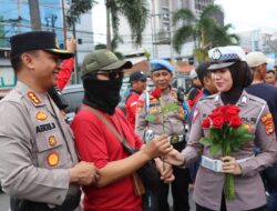 May Day, Polisi di Bandar Lampung Bagikan Bunga Hingga Makanan Gratis Kepada Peserta Unjuk Rasa