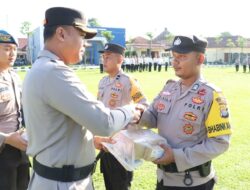 Bagikan HP Motorola Lex 11A Kepada Bhabinkamtibmas, AKBP James: Terus Upgrade Diri Masing-Masing