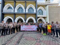 Jelang Hari Bhayangkara Ke 78, Polisi di Bandar Lampung Bersih Bersih Masjid