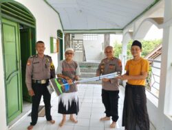 Kapolsek Cipanas Polres Lebak Giat Baksos Berikan Bantuan Alat Kebersihan Di Mushola Al-Ikhlas