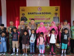 Hari Bhayangkara ke 78, anak – anak terima paket perlengkapan sekolah dari Kapolres Lamsel.