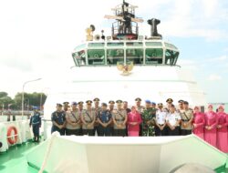 Hargai Jasa Pahlawan, Kapolres Bintan Pimpin Upacara Pelarungan Bunga di Laut.