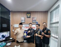 GRIB DPC Kota Bandar Lampung Memberikan Plakat Kehormatan Kepada Hi. Nuryadin S.H,
