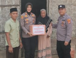 Peduli Masyarakat, Polwan Di Jati Agung Lamsel Bagi-bagi Bingkisan Sembako