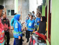 Unila Gelar Bakti Sosial bagi Korban Banjir di Cimeng