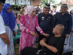 Safari Ramadhan di Kota Metro, Ketua TP PKK Provinsi Lampung Purnama Wulan Sari Mirza, Serahkan Bantuan Sembako, Mesin Jahit, dan Alat Bantu Disabilitas
