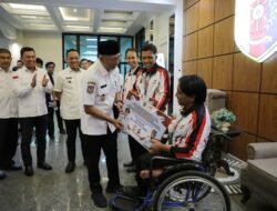 Beri Apresiasi Atlet Disabilitas, Gubernur Mirza Serahkan Bonus kepada Atlet Berprestasi pada Ajang Pekan Paralimpiade Nasional  XVII Tahun 2024