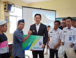 Tak Hanya Simbolis! Bupati Egi Serahkan Santunan & BPJS untuk Pekerja Rentan, Ini Wujud Nyata Negara Hadir